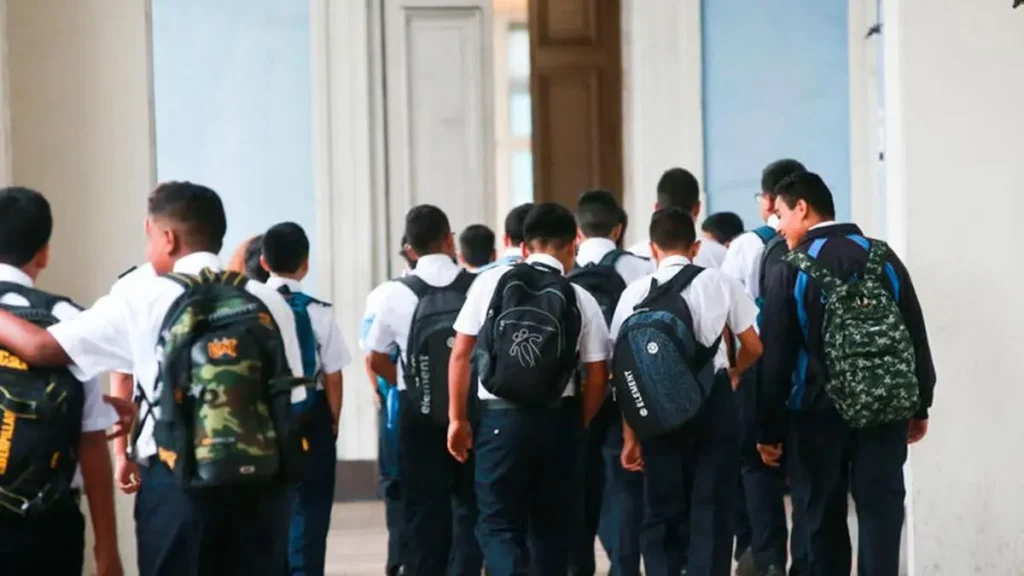 Escolares saliendo de clases