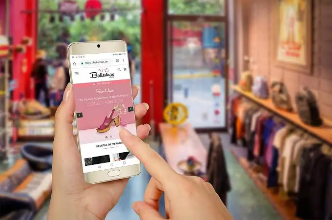se muestra un celular con una tienda virtual abierta