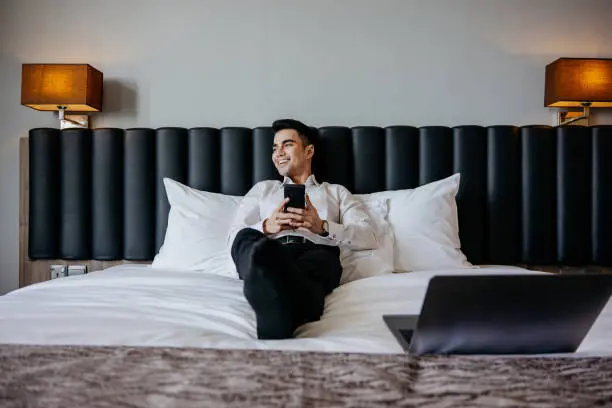 Ejecutivo descansando en un hotel