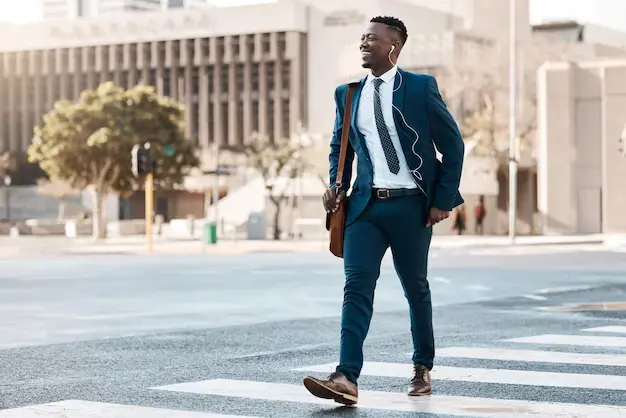 Hombre ejecutivo caminando feliz