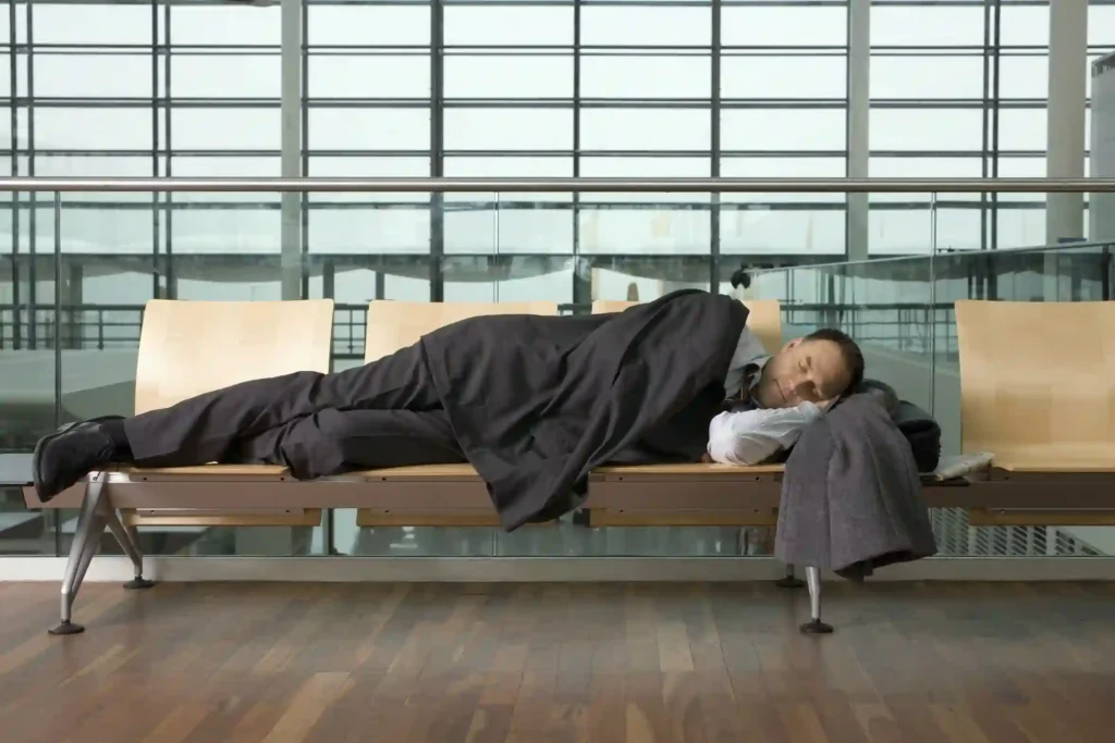 Hombre ejecutivo durmiendo en el aeropuerto