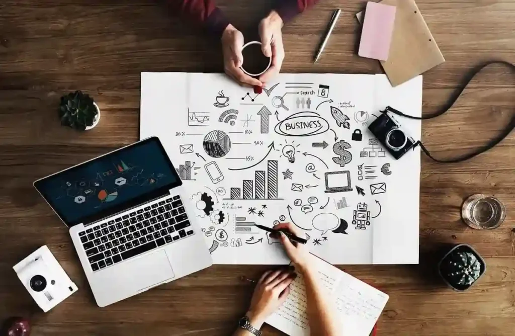 Jóvenes realizando un plan de negocios