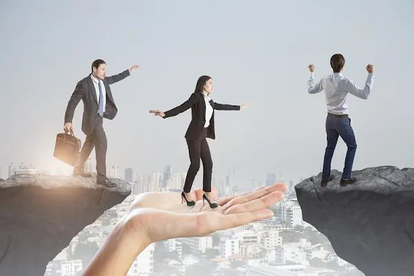 Superación de obstaculos como equipo para la motivación en el trabajo