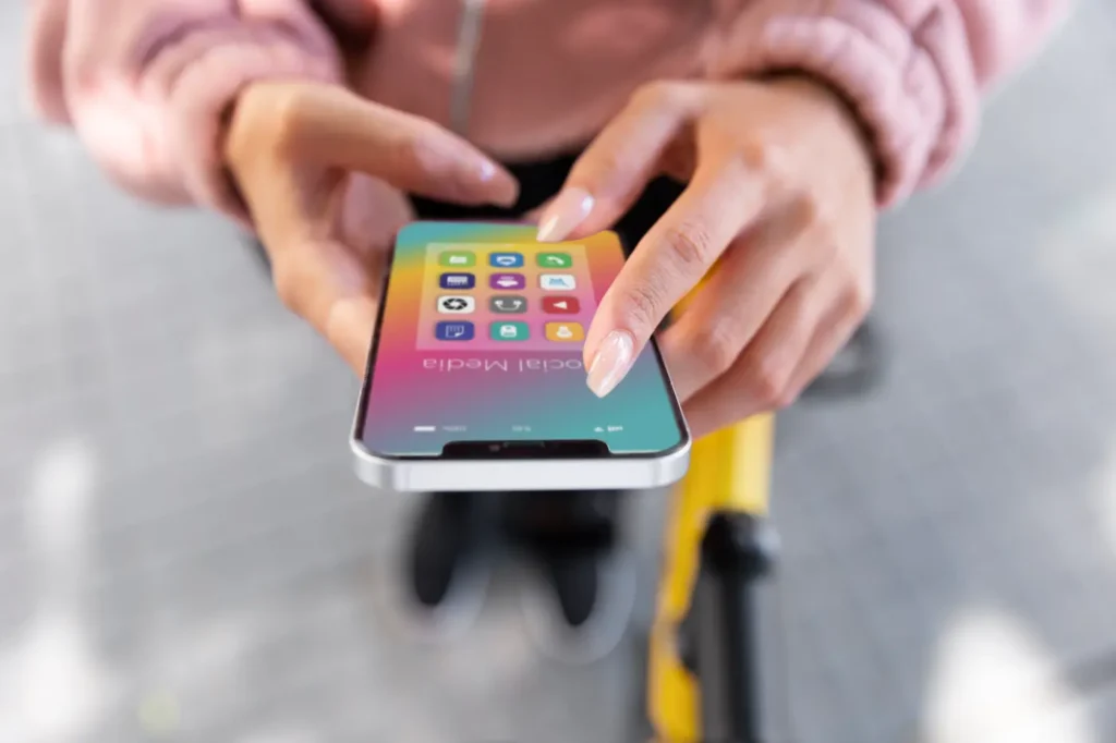 Chica utilizando su celular