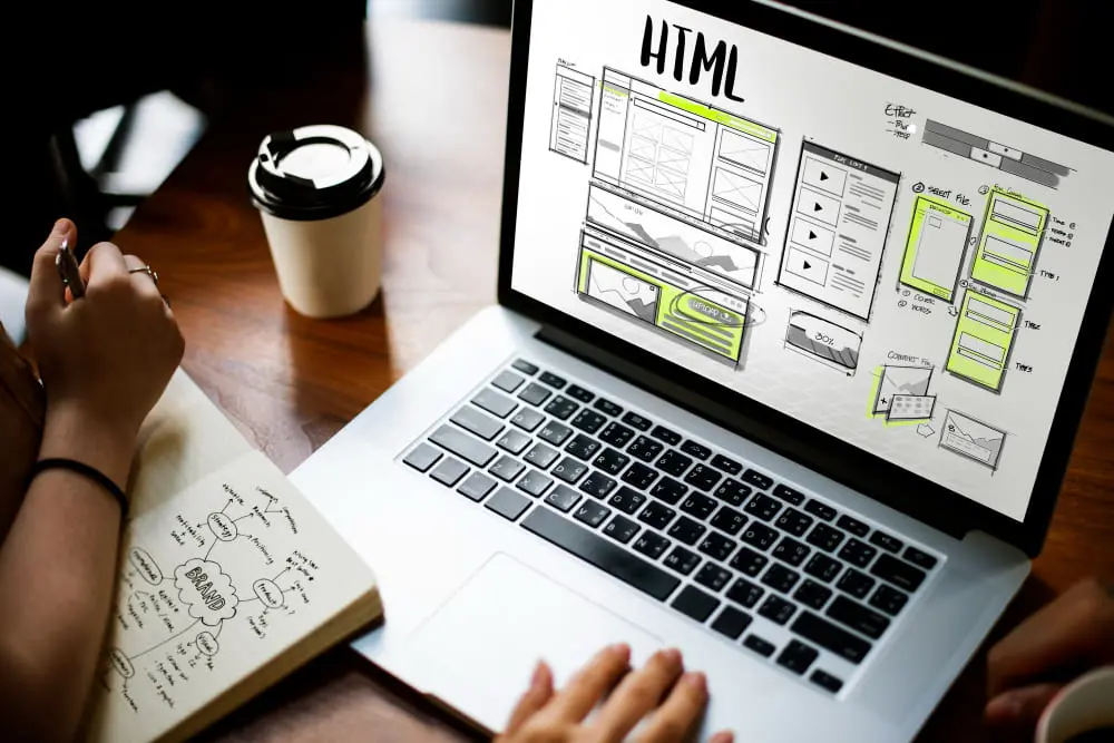 persona diseñando una página web