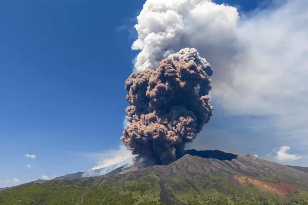 volcán etna a punto de hacer erupción