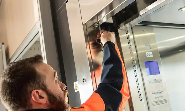 Qué incluye la renovación de un ascensor