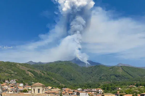 volcan etna visto desde la ciudad