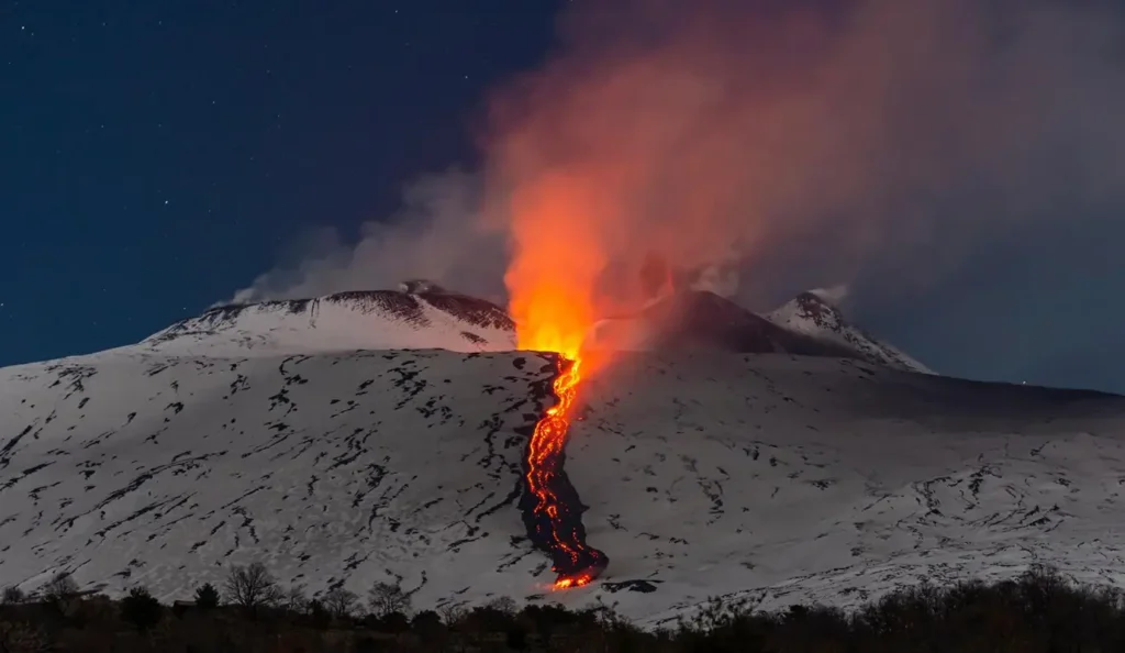 volcan etna donde se le nota la lava