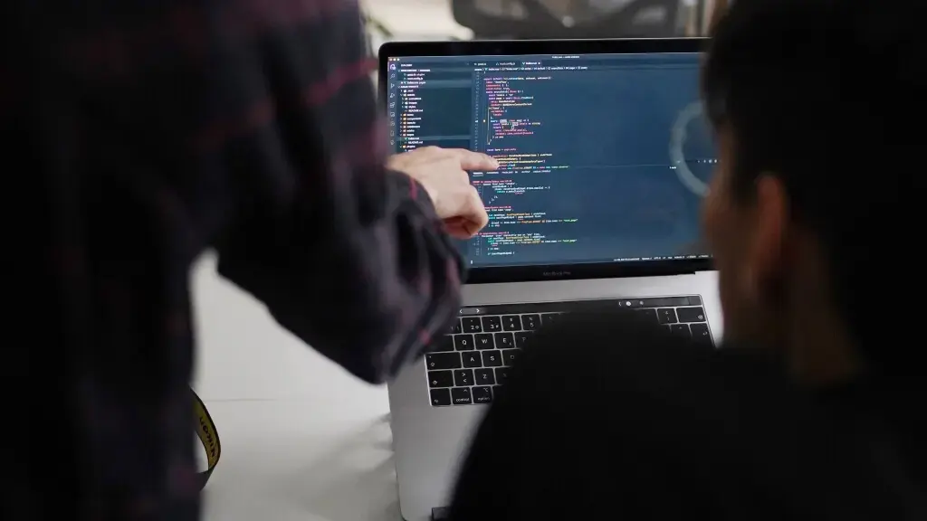 dos personas coordinando que forman parte de una de las agencias de desarrollo web