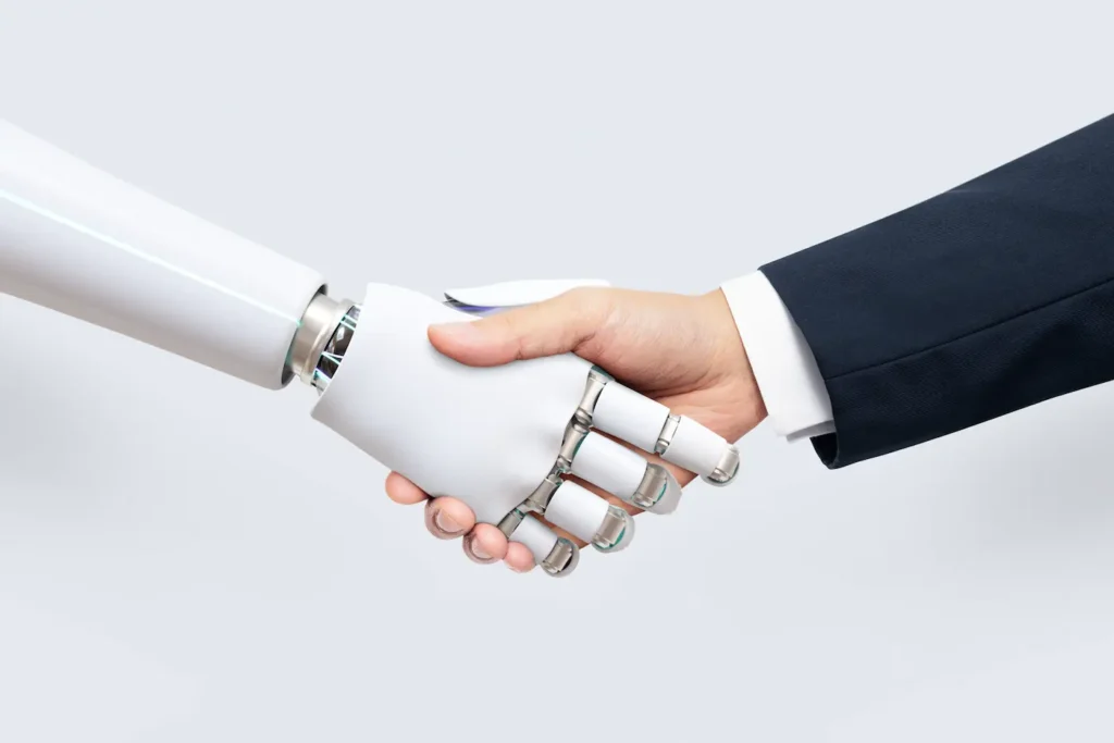 hombre y robot dándose la mano