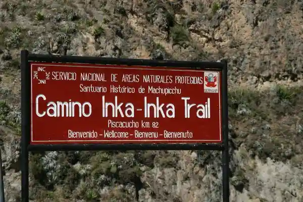 cartel de bienvenida a Inca Trail como llegar a Machu Picchu