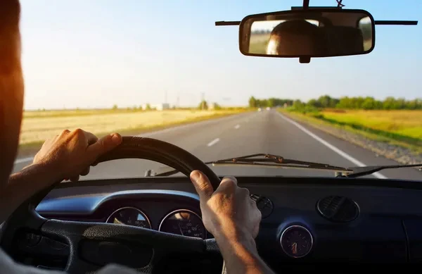 hombre manejando aplicando los consejos para tus viajes por carretera