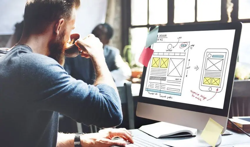 un profesional de diseño web creando una página con estrategias