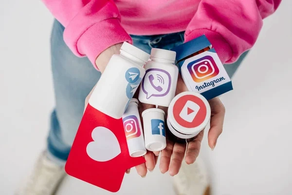 Persona con pastillas con logos de redes sociales para que entienda la influencia de las redes sociales