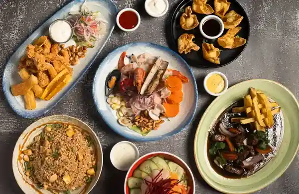 Platos típicos que no pueden faltar en tu recorrido gastronómico