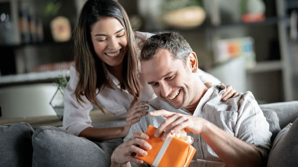novia sorprende a su novio