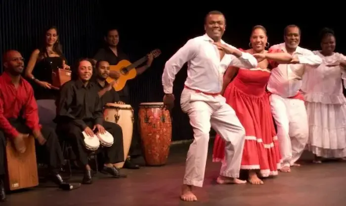 personas bailando y gozando de la música criolla