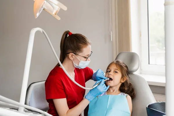 El papel de los dentistas en la higiene dental infantil