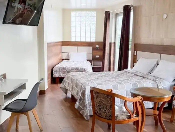 dos camas en una habitación familiar