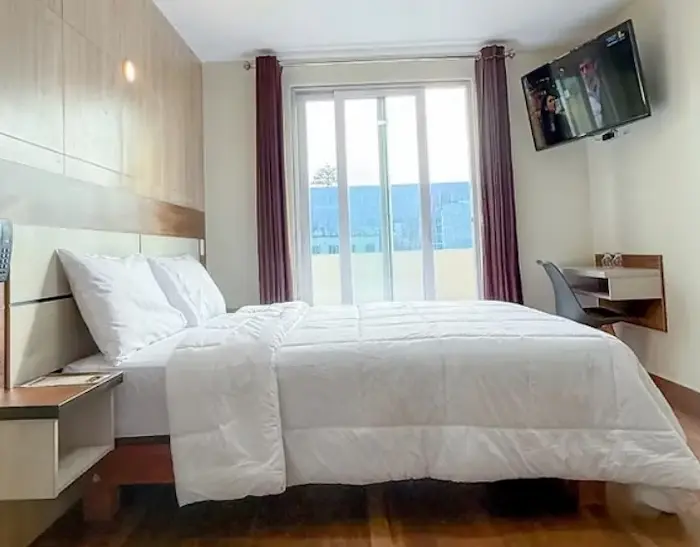 cama para dos personas en una habitación matrimonial