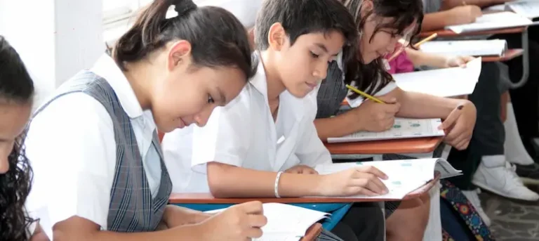 Alumnos estudiando
