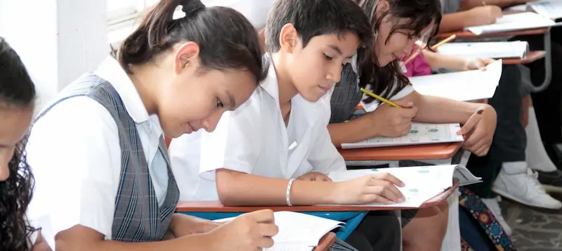Alumnos estudiando