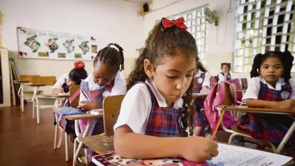 Niña estudiando en clases en colegios en la Victoria