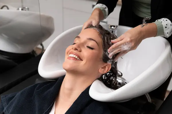 mujer en salon de belleza