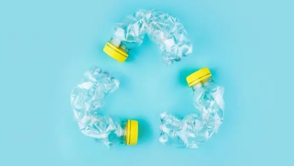 Proceso de reciclaje de plástico que representa la innovación y sostenibilidad en la industria de los materiales plásticos.