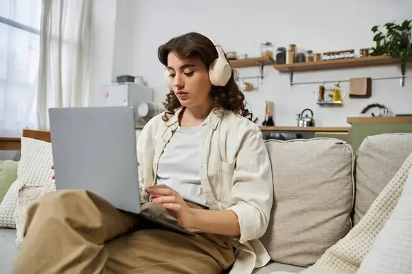 joven disfrutando de los beneficios del trabajo híbrido