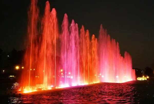 pileta de agua con luces
