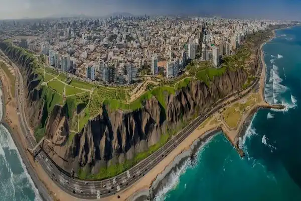 Ciudad sobre un barranco frente al mar