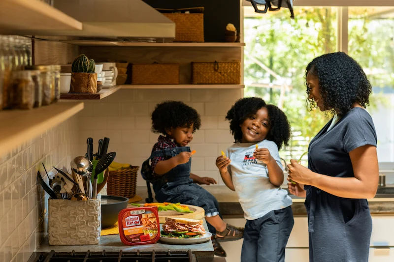 familia en la cocina