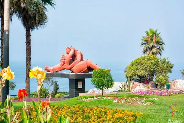 Estatua de color naranja en un parque