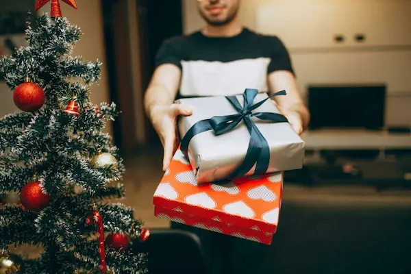 12 ideas de regalos corporativos económicos pero elegantes para Navidad