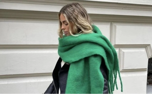 2. Elegante y sofisticado con bufanda de seda