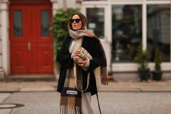 5 looks con bufanda que debes probar este otoño