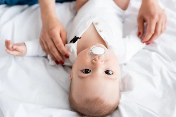Mamá con su bebé preguntándose si es bueno el chupón para los bebés