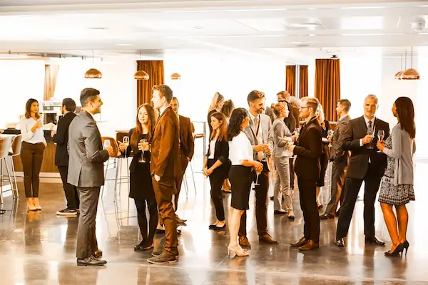 Junta de personas en un evento corporativo
