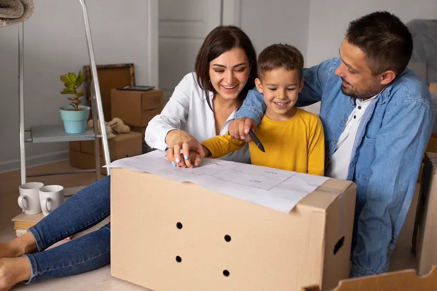 familia-completa-lista-para-mudarse-un-nuevo-hogar