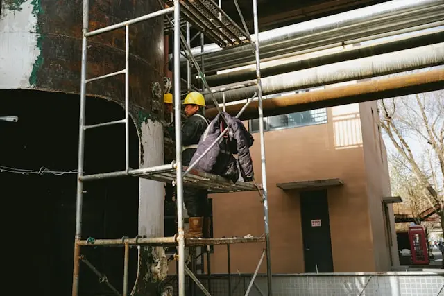 dos personas en proyecto de construccion
