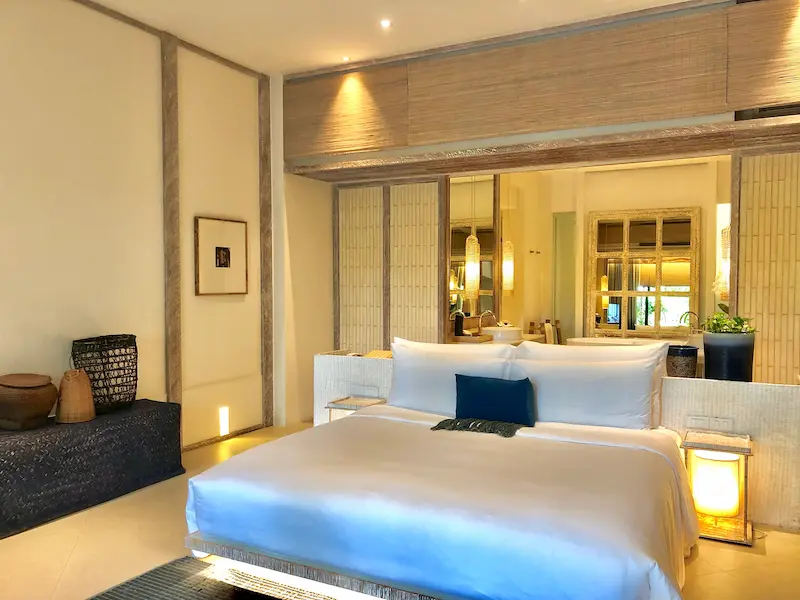 interior-de-dormitorio-de-lujo-con-muebles-ricos-y-vistas-panoramicas
