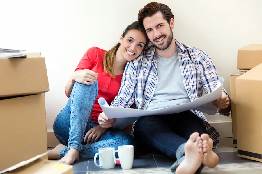 pareja-joven-en-movimiento-en-casa-nueva