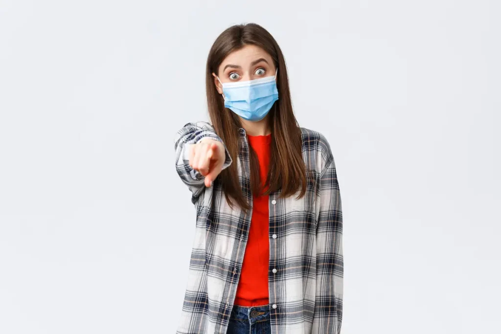 chica con brote de virus y distanciamiento social 