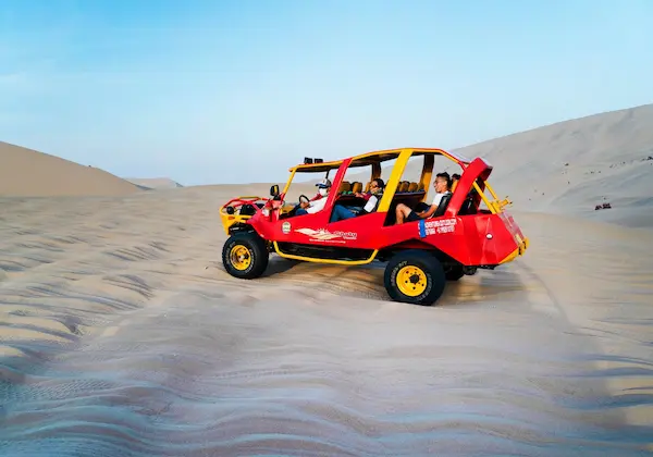 Sandboarding y buggies 4x4 en Huacachina (Ica)