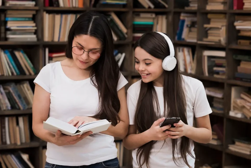 mujer-adulta-y-nina-juntas-en-la-biblioteca