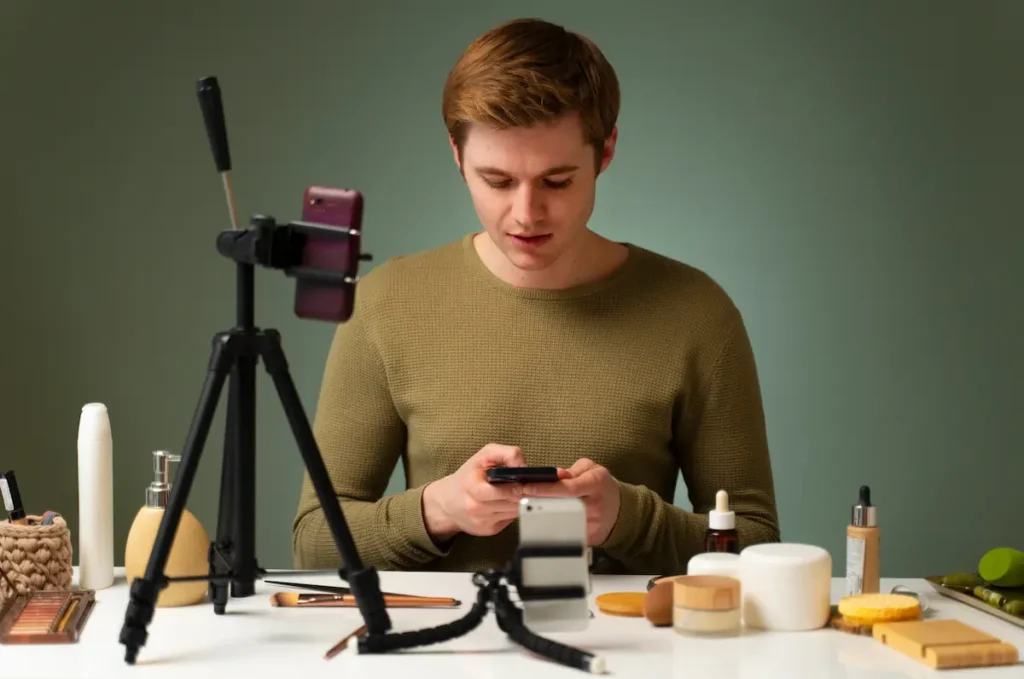 Creador produciendo contenido digital influenciado por el doomscrolling y los nuevos hábitos de consumo