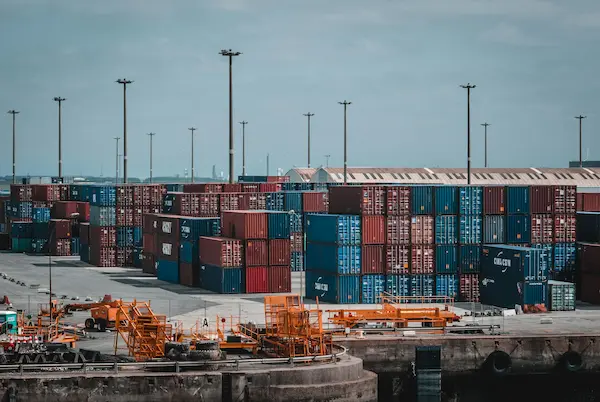 Cómo se relacionan la logística y comercio exterior en las empresas