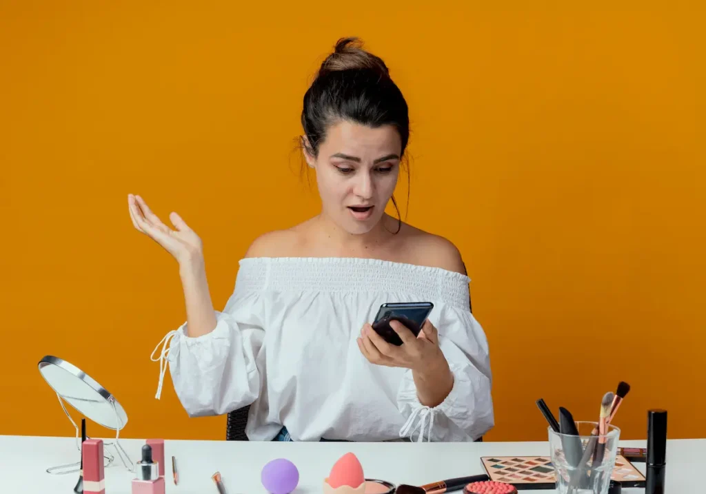 Persona revisando su celular como ejemplo de doomscrolling y cambio en los hábitos de consumo digital